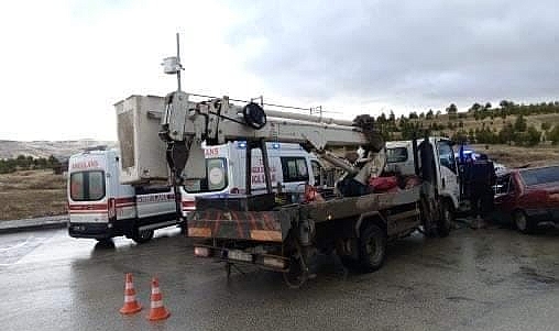 Elektrik arıza aracı ile otomobil çarpıştı: 4 yaralı