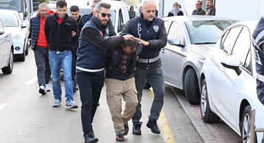 Evlerinde anahtarlık şeklinde suikast tabancası ve otomatik silah çıktı