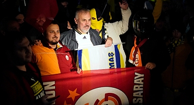 Fenerbahçeli ve Galatasaraylı taraftarlar, Sabiha Gökçen Havalimanı’na akın etti