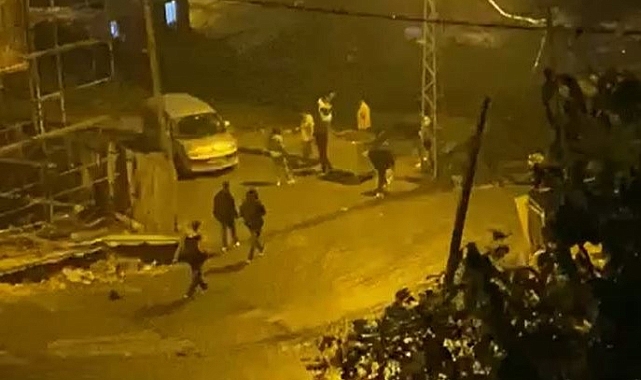 Gençler ellerine aldıkları silahla havaya ateş açtı, o anlar kamerada