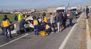 Hafriyat kamyonu otomobille çarpıştı: 1'i ağır 3 yaralı