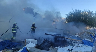 Hatay’da 2 çadır yanarak kül oldu