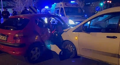 İki araç kafa kafaya çarpıştı: 4 ağır yaralı