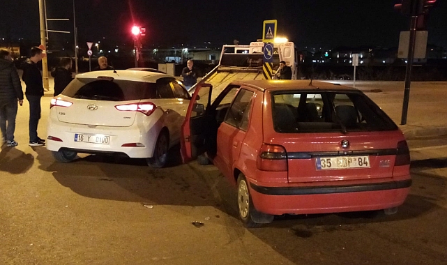 İki araç kafa kafaya çarpıştı: 5 yaralı