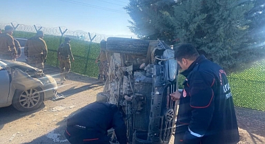 İki otomobil çarpıştı: 2 yaralı