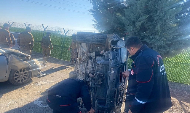 İki otomobil çarpıştı: 2 yaralı