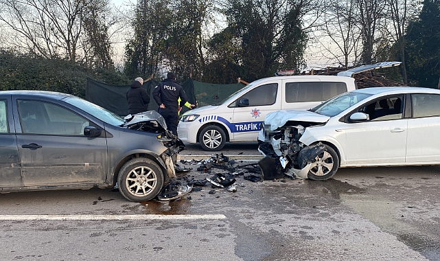 İki otomobil kafa kafaya çarpıştı: 2'si çocuk 4 yaralı