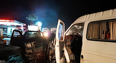 İki otomobil kafa kafaya çarpıştı: 7 yaralı