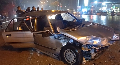 İki otomobil kafa kafaya çarpıştı: 9 yaralı