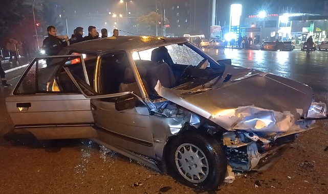 İki otomobil kafa kafaya çarpıştı: 9 yaralı