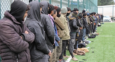 İran plakalı tırda 62 kaçak göçmen yakalandı