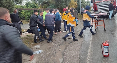 İşçi servisiyle hafriyat kamyonu çarpıştı: 9 yaralı