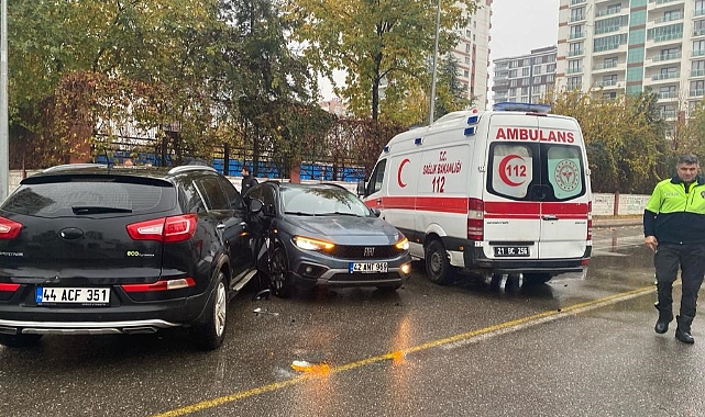 Kavşağa kontrolsüz giren iki otomobil çarpıştı: 1 yaralı