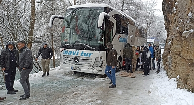 Kayganlaşan yolda kaza: 3 yaralı