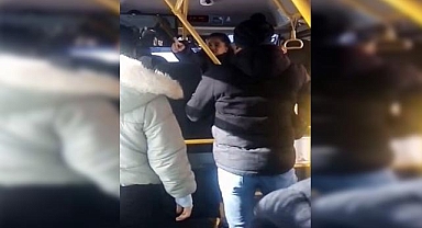 Kocasının sevgilisiyle minibüste saç saça baş başa kavga etti
