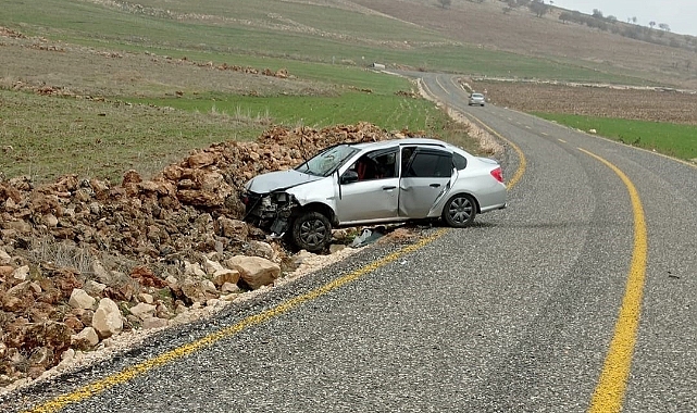 Kontrolden çıkan otomobil taş yığınına çarptı: 4 yaralı