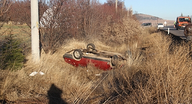 Köpeğe çarpan otomobil takla attı: 4 yaralı