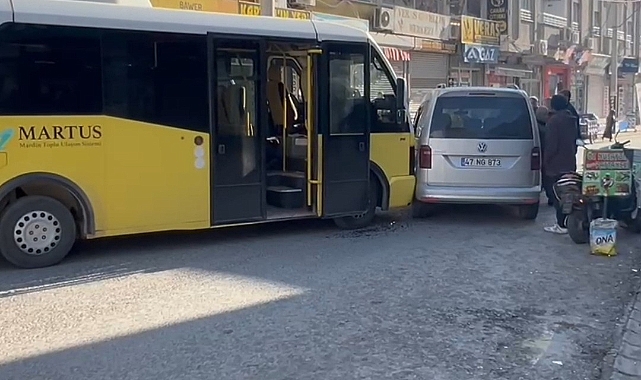 Minibüs ile hafif ticari araç çarpıştı