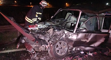 Minibüs ile otomobil kafa kafaya çarpıştı: 5 yaralı