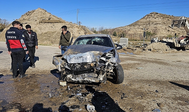Otomobil ile iş makinesi çarpıştı