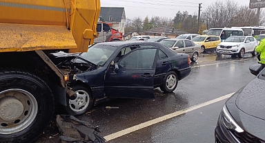 Otomobil kamyona ok gibi saplandı