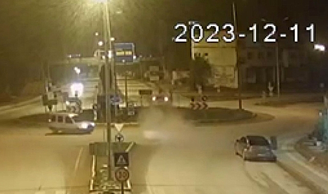 Otomobil kavşağa uçarak girdi: O anlar kamerada