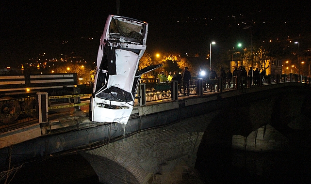 Otomobil köprüden nehre uçtu: 1 ölü