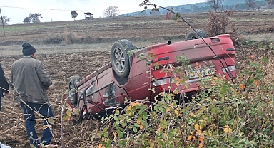 Otomobil tarlaya yuvarlandı: 2 ağır yaralı