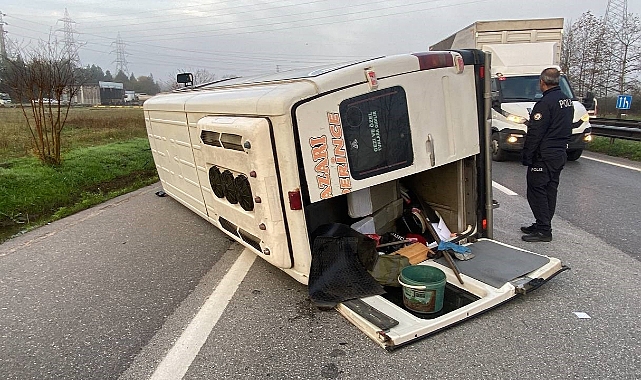 Otomobil yolcu minibüsüne çarptı: 17 yaralı