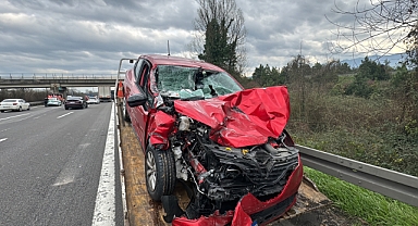 Otomobilin çarptığı kamyon devrildi: 2 yaralı