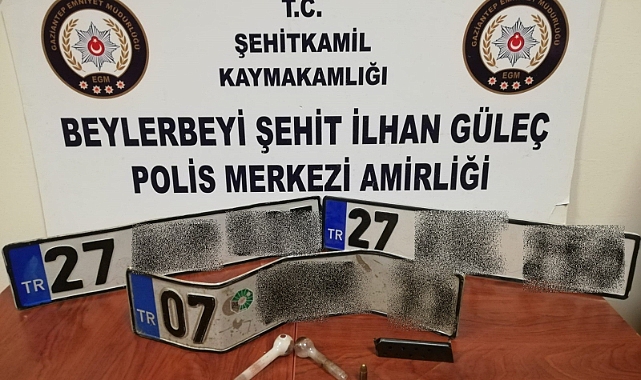 Plaka hırsızları kıskıvrak yakalandı