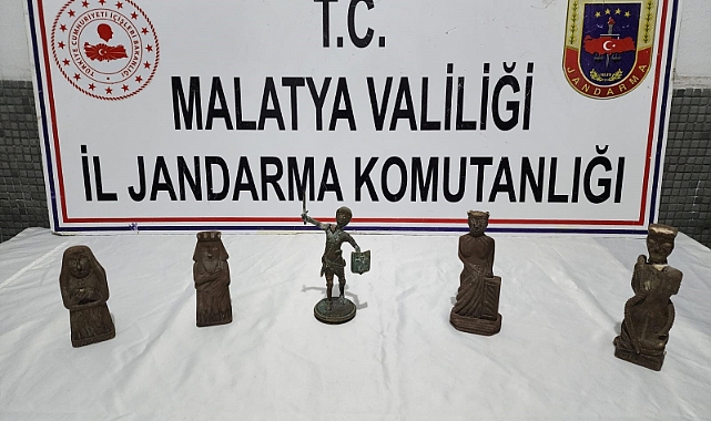 Roma dönemine ait 5 heykel ele geçirildi