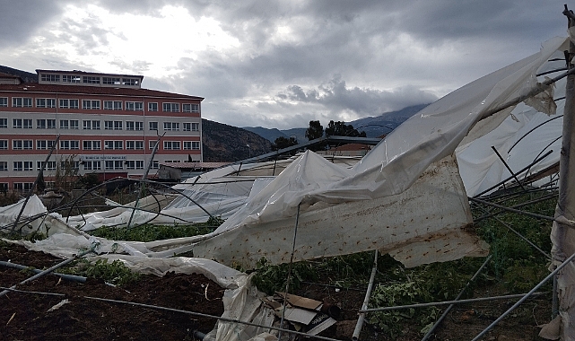 Samandağ’da çıkan hortum seraları yerle bir etti
