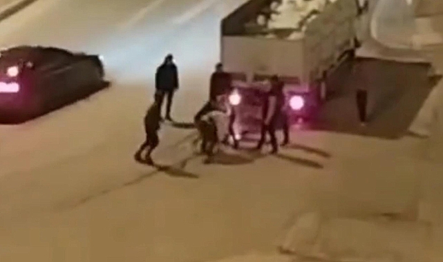 Şanlıurfa'da aralarına aldıkları adamı öldüresiye dövdüler! O anlar kamerada