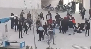 Şanlıurfa’da lise öğrencilerinin kavgası kamerada