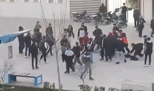 Şanlıurfa’da lise öğrencilerinin kavgası kamerada