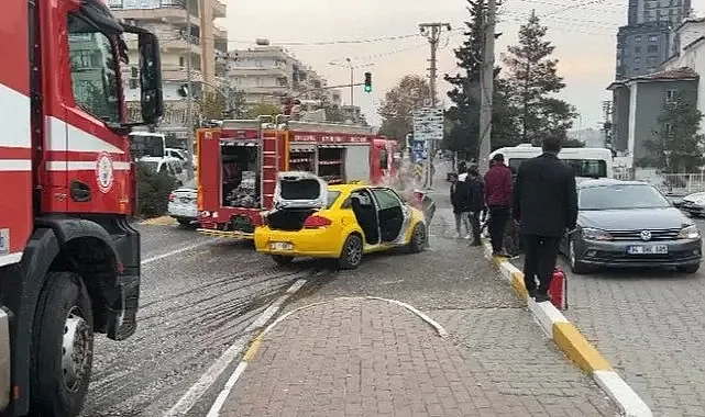 Şanlıurfa'da seyir halindeki otomobilde yangın çıktı