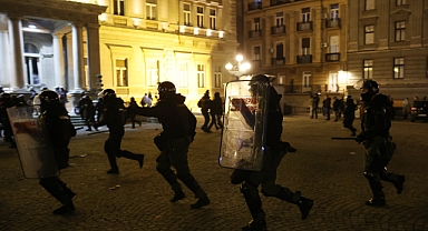 Seçimlerde hile iddiası ortalığı karıştırdı: Göstericiler belediye binasına girmeye çalıştı
