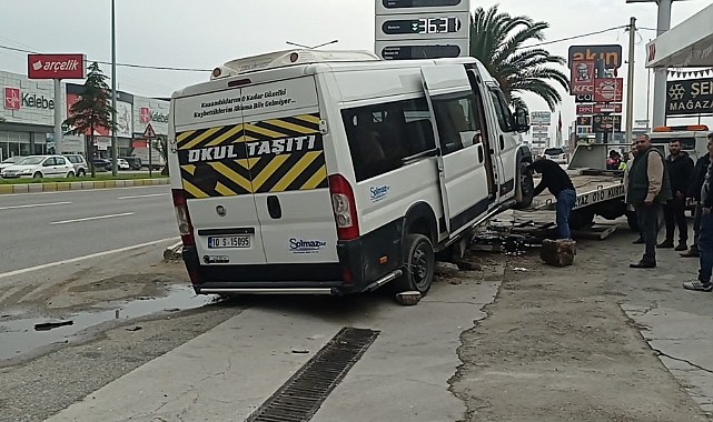 Servis minibüsü ile otomobil çarpıştı: 6 yaralı