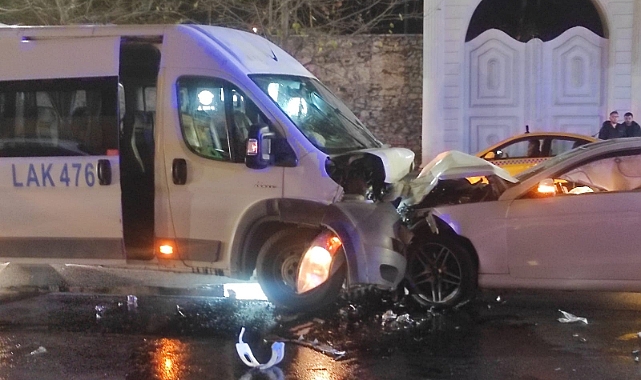 Servis minibüsü ve otomobil kafa kafaya çarpıştı: 9 yaralı