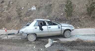 Takla atan otomobildeki 2 kişi yaralandı