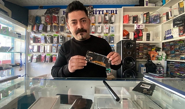 Teknik serviste panik anları: Telefon bataryasının patlama anı kamerada