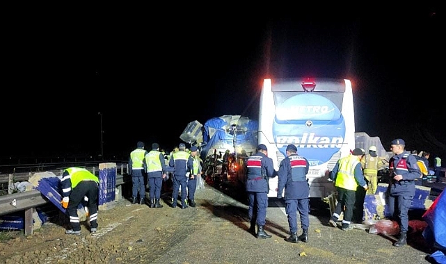 Yolcu otobüsü ile tır çarpıştı: 1 ölü, 31 yaralı