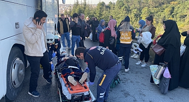 Yolcu otobüsü tıra çarptı: 13 yaralı