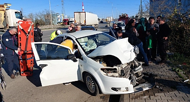 Yoldan çıkan otomobil dehşet saçtı: 1'i ağır 3 yaralı