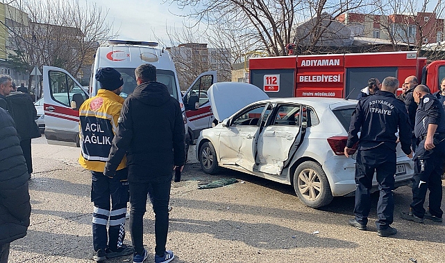 Ambulans ile otomobil çarpıştı: 2 yaralı