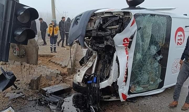 Ambulans sinyalizasyon direğine çarptı: 1 yaralı