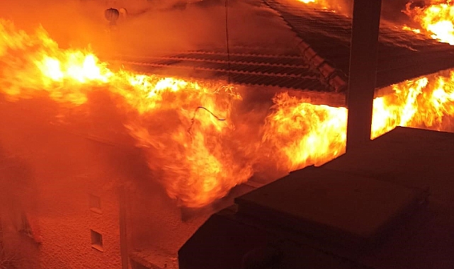 Apartmanın çatısı alevlere teslim oldu