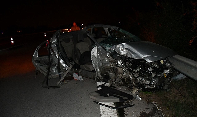 Bariyerlere çarpan otomobil hurdaya döndü: 1 ölü