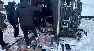 Buzlanan yolda devrilen otobüste 11 kişi yaralandı